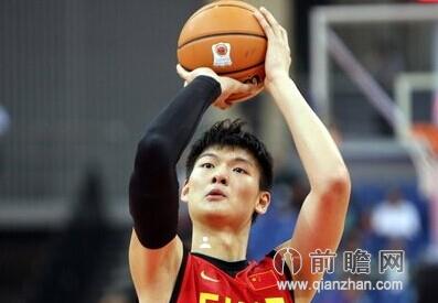 90后男篮国手王哲林“师从”姚明 斥资千万入股上市公司.jpg