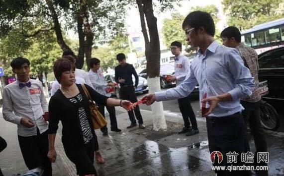 东莞90后高调结婚派路人红包