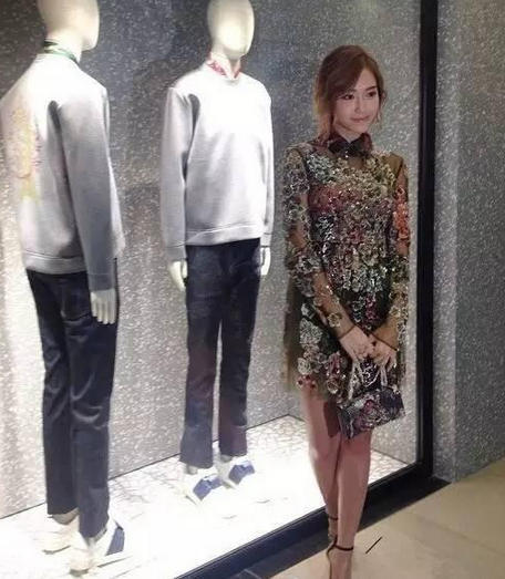 最会穿衣的女星回来了!微胖女人跟她学,美呆了 style=