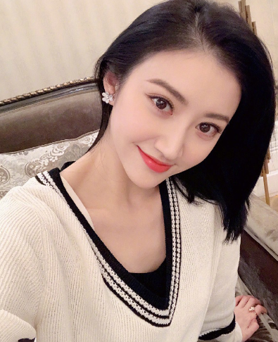 景甜微博晒自拍甜美照  白色V领毛衣尽情自拍（组图）