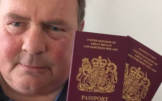 英国护照去掉欧盟 英国推出新版护照删去“欧洲联盟”字样(图)