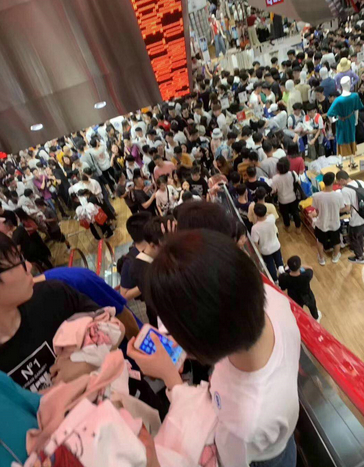 优衣库联名款遭疯抢 优衣库发售与kaws合作款T恤抢购真相！