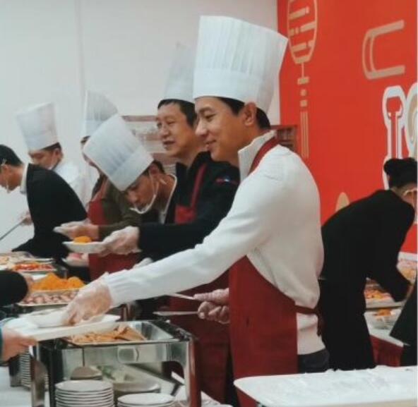 百度李彦宏Robin和CTO王海峰化身百度员工食堂大厨花式迎接新