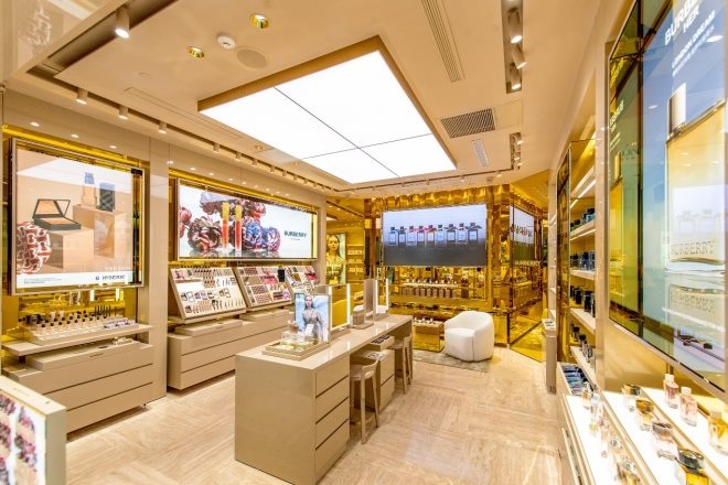 Burberry高定美妆专柜进驻银泰百货杭州武林总店
