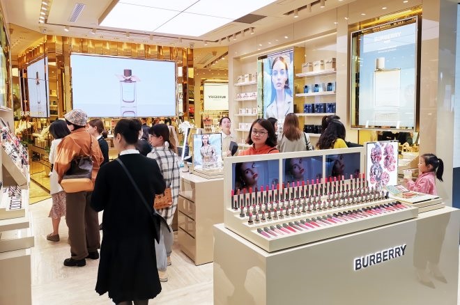 Burberry高定美妆专柜进驻银泰百货杭州武林总店