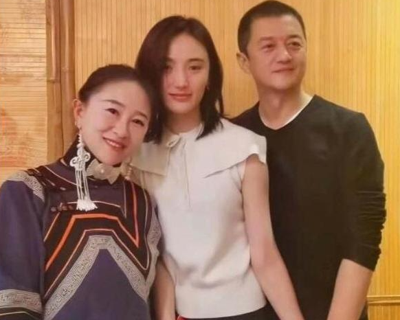 李亚鹏带小19岁女友骑行